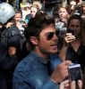 zac-efron-gets-mobbed-fans-10.jpg