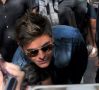 zac-efron-gets-mobbed-fans-9.jpg