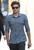 zac-efron-greets-and-signs.jpg