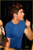 zac-efron-moa-signing-04.jpg